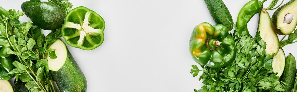 панорамный снимок свежего перца, зелени, огурцов и авокадо
  - Фото, изображение