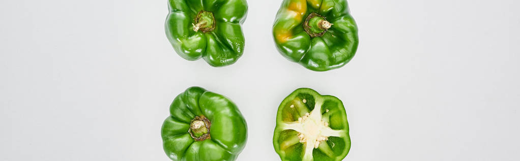 πανοραμική βολή από φρέσκες και πράσινες πιπεριές σε λευκό φόντο  - Φωτογραφία, εικόνα
