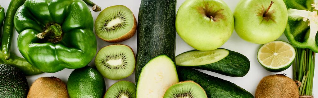 Panoramaaufnahme von Paprika, Gurken, Zucchini, Kiwi, Limette, Äpfeln und Avocado - Foto, Bild