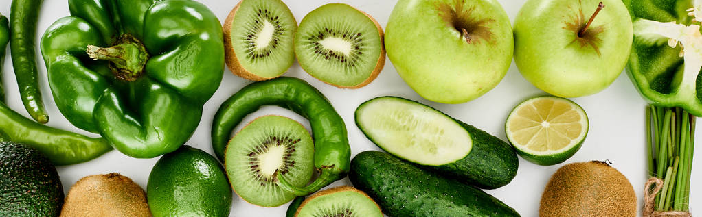 plano panorámico de pimientos, pepinos, kiwi, lima, manzanas y aguacate
 - Foto, Imagen