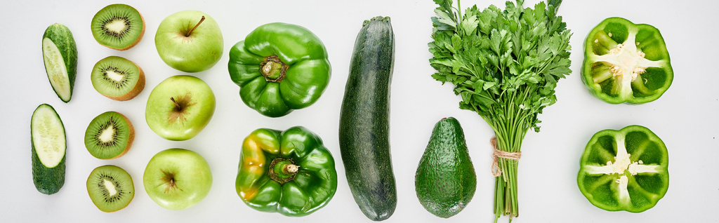 panoramische foto van paprika, komkommers, courgette, kiwi, appels, groen en avocado - Foto, afbeelding