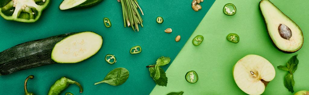 panoramisch shot van verse en rijpe appel, avocado, paprika en groen  - Foto, afbeelding