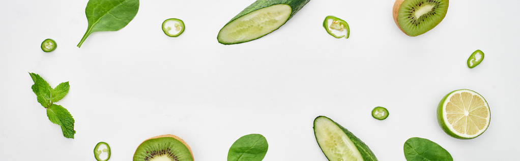 panoramische foto van verse komkommers, kiwi, limoen, paprika en groen  - Foto, afbeelding
