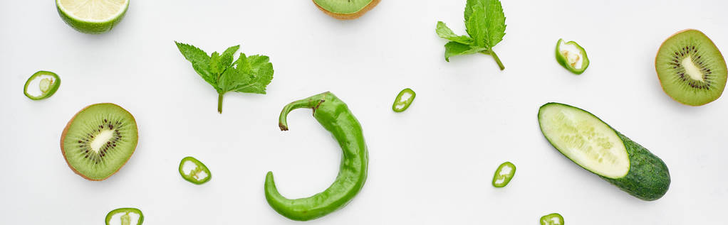 panoramische foto van verse komkommer, kiwi, limoen, paprika en groen  - Foto, afbeelding