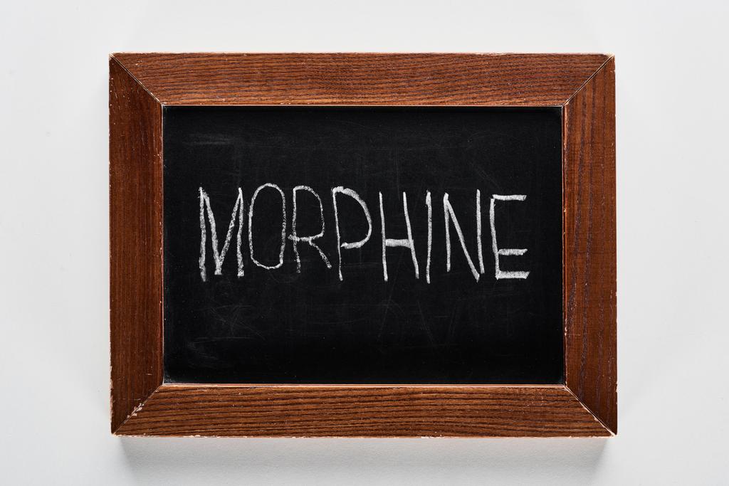 Top uitzicht van zwart krijtbord met belettering morfine - Foto, afbeelding