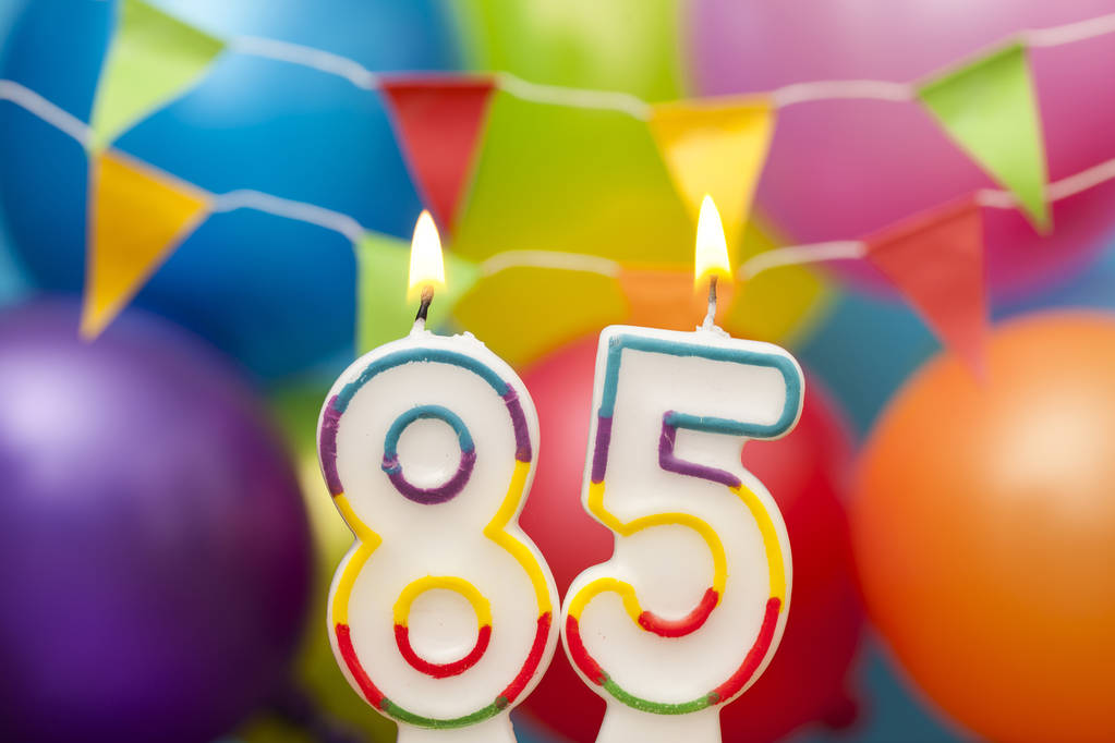 Szczęśliwy numer urodziny 85 uroczystość świeca z kolorowych Balloo - Zdjęcie, obraz