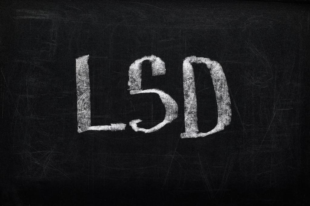 vista superior da placa de giz preto com letras LSD
 - Foto, Imagem