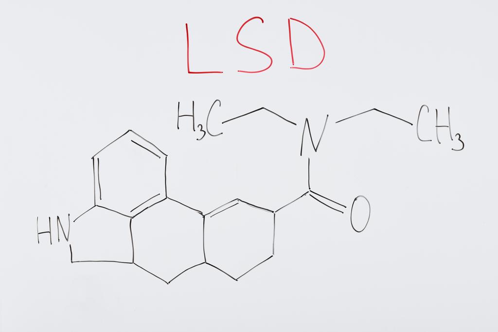 vista superior de pizarra blanca con fórmula química y letras lsd
  - Foto, Imagen