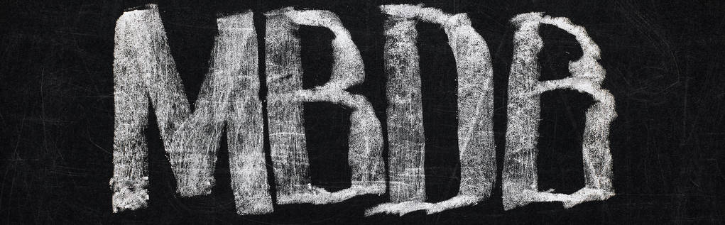 plano panorámico de pizarra negra con letras mbdb
 - Foto, imagen