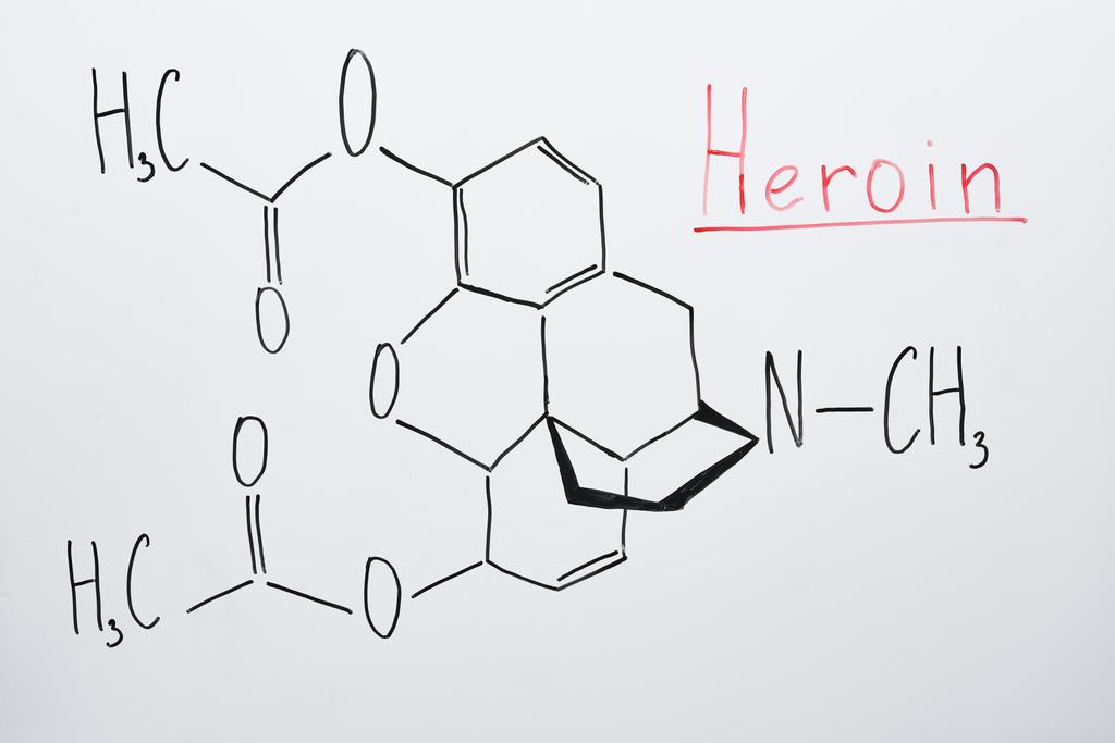 kimyasal formül ve yazı eroin ile beyaz tahta üst görünümü - Fotoğraf, Görsel