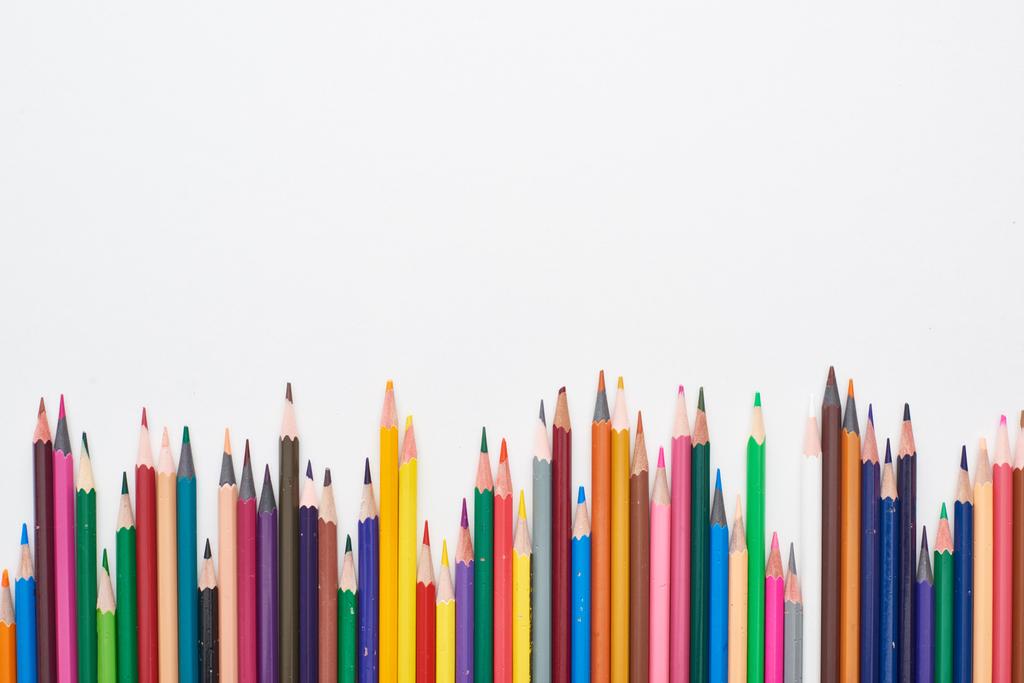 Lápices afilados de color brillante aislados en blanco
 - Foto, imagen