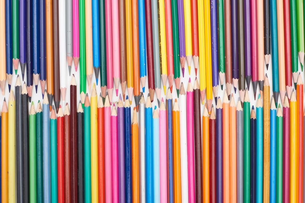 Δύο γραμμές διαφορετικού μεγέθους ακονισμένα μολύβια χρωμάτων - Φωτογραφία, εικόνα