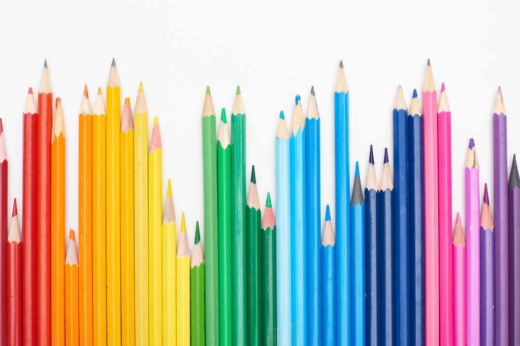 Espectro de arco-íris feito com lápis de cor isolados em branco
 - Foto, Imagem