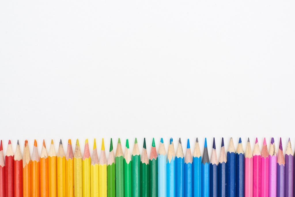 Widmo tęczowe wykonane z zaostrzonych kolorowych ołówków na białym tle - Zdjęcie, obraz