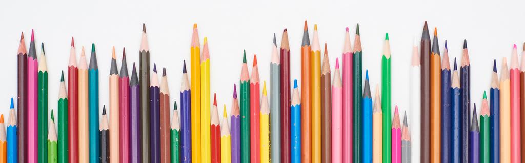 Panoráma lövés színes élezett ceruzák elszigetelt fehér  - Fotó, kép