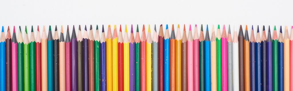 Панорамний знімок прямої лінії кольорових олівців ізольовано на білому
  - Фото, зображення