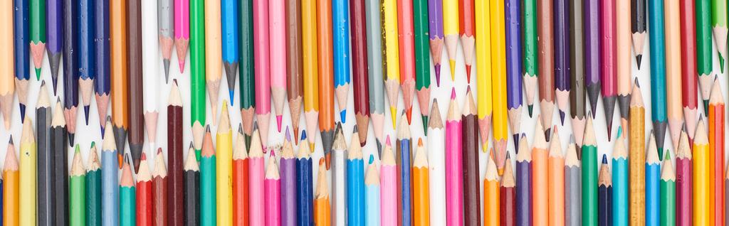 Plan panoramique de deux lignes de crayons de couleurs de tailles différentes
 - Photo, image