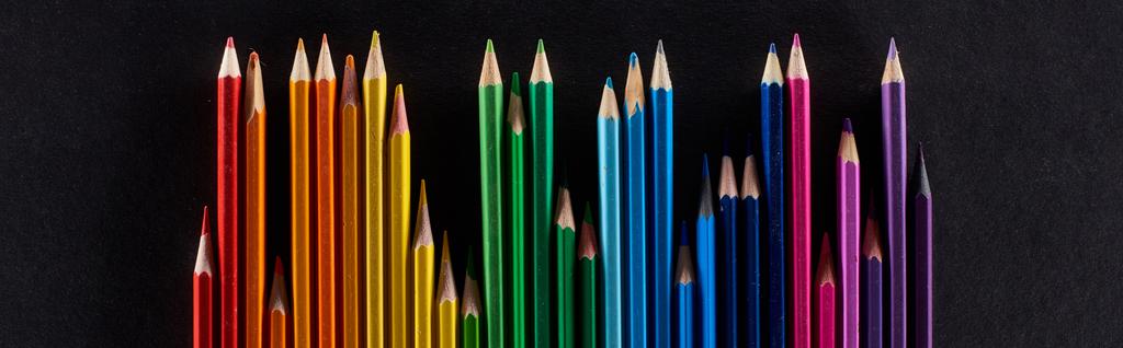 Panoramiczny strzał widma tęczowego wykonane z prostym rzędzie kolorowych ołówków izolowanych na czarno - Zdjęcie, obraz