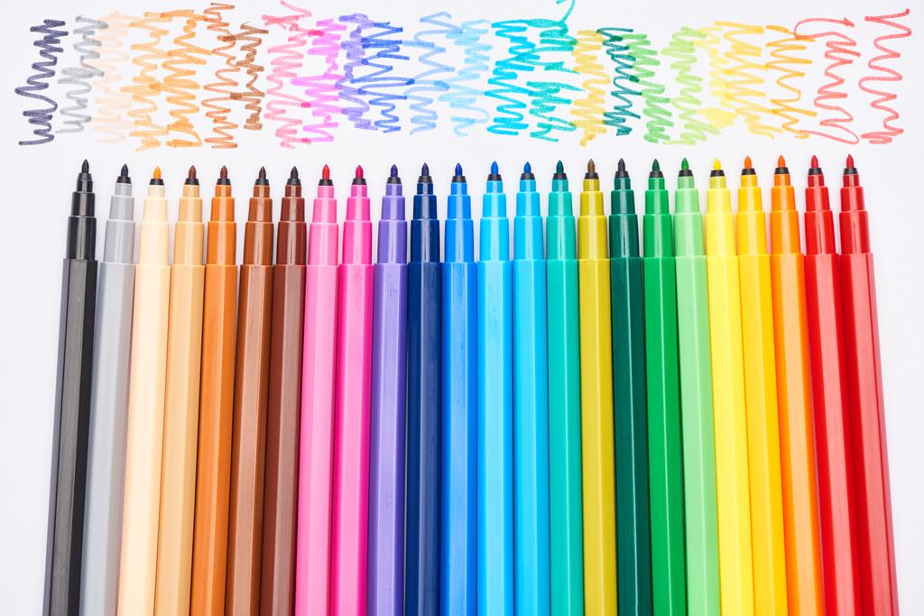 Beyaz üzerine izole bardak olmadan parlak renkli keçe uçlu kalem seti - Fotoğraf, Görsel