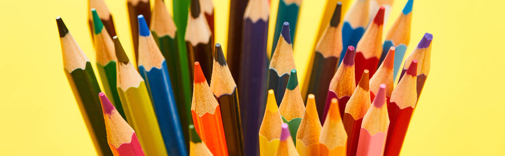 Plan panoramique de crayons de couleurs vives à bout aiguisé isolés sur du jaune
 - Photo, image
