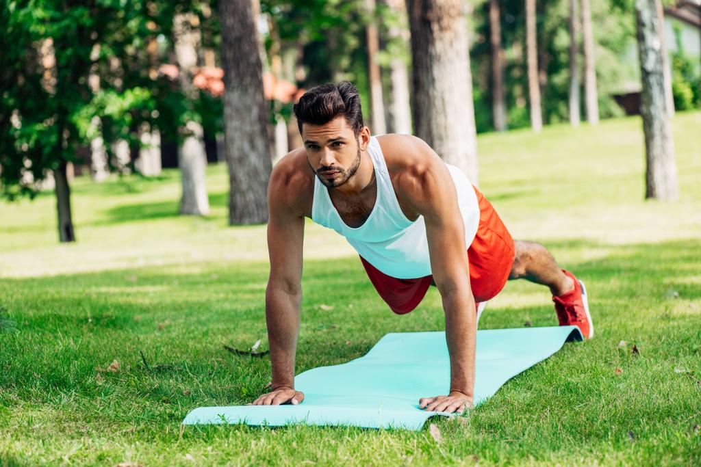 bel homme faisant des exercices de planche sur tapis de fitness
  - Photo, image