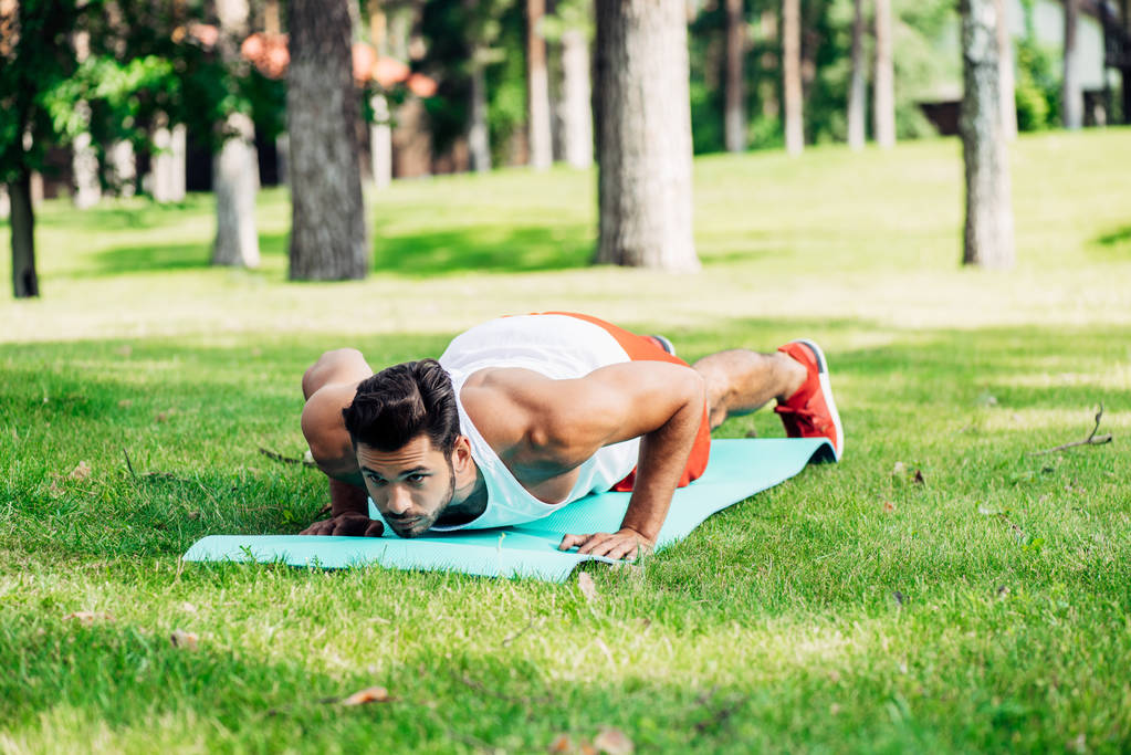 bonito atlético homem fazendo push-ups no fitness mat
  - Foto, Imagem