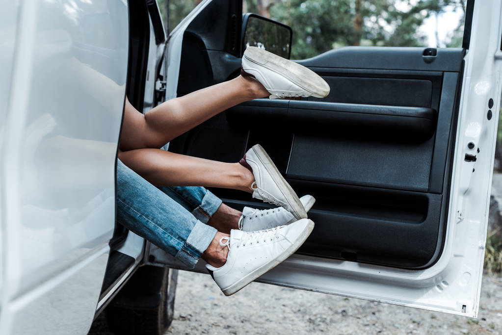 modern arabada sevişen genç adam ve kız kırpılmış görünümü  - Fotoğraf, Görsel