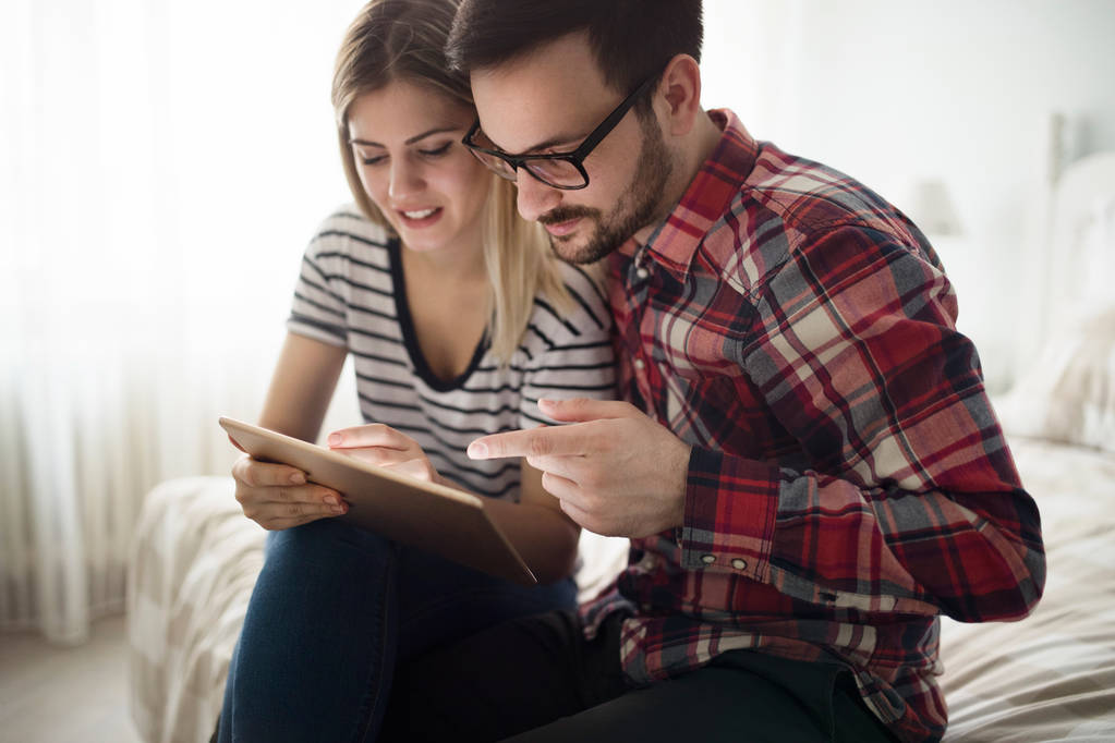 Çekici genç çift aşık dijital tablet kullanma - Fotoğraf, Görsel