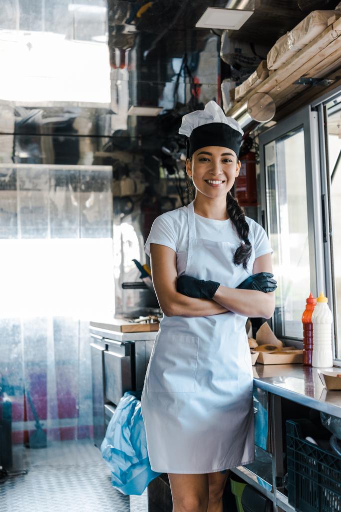 wesoły Asian kobieta stojący z skrzyżowanymi ramionami w Food Truck  - Zdjęcie, obraz