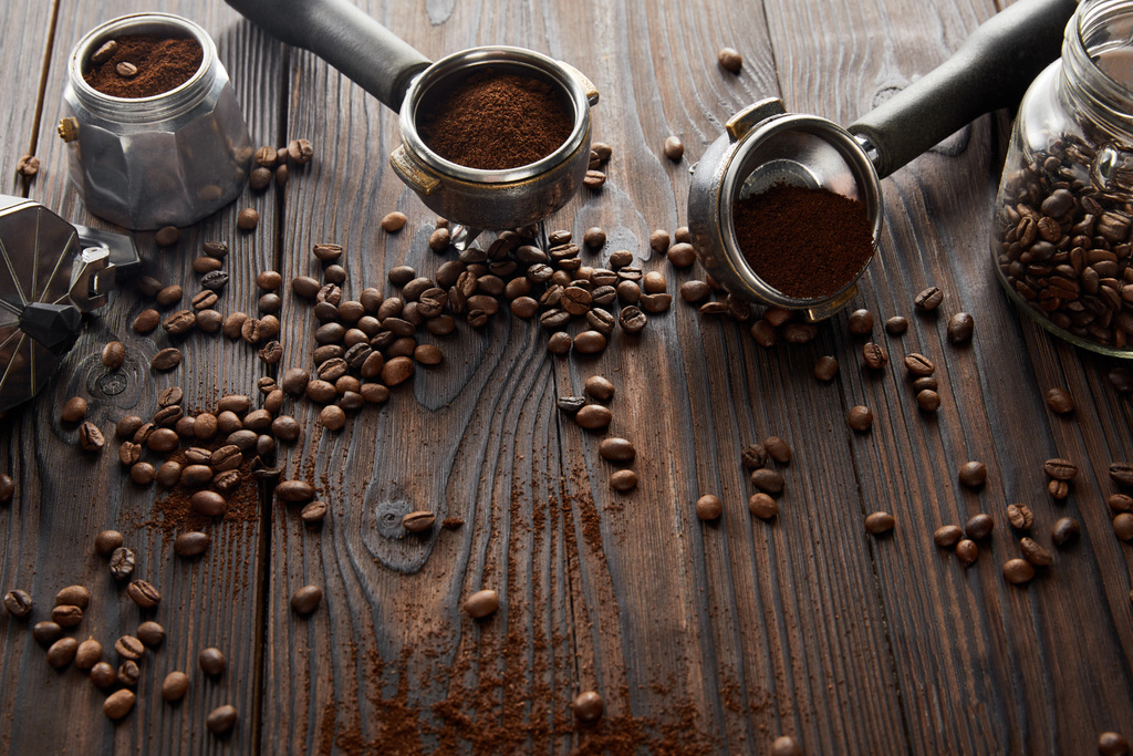 Geyser ekspres do kawy w pobliżu portafilters i słoik na ciemnym drewnianej powierzchni z ziaren kawy - Zdjęcie, obraz