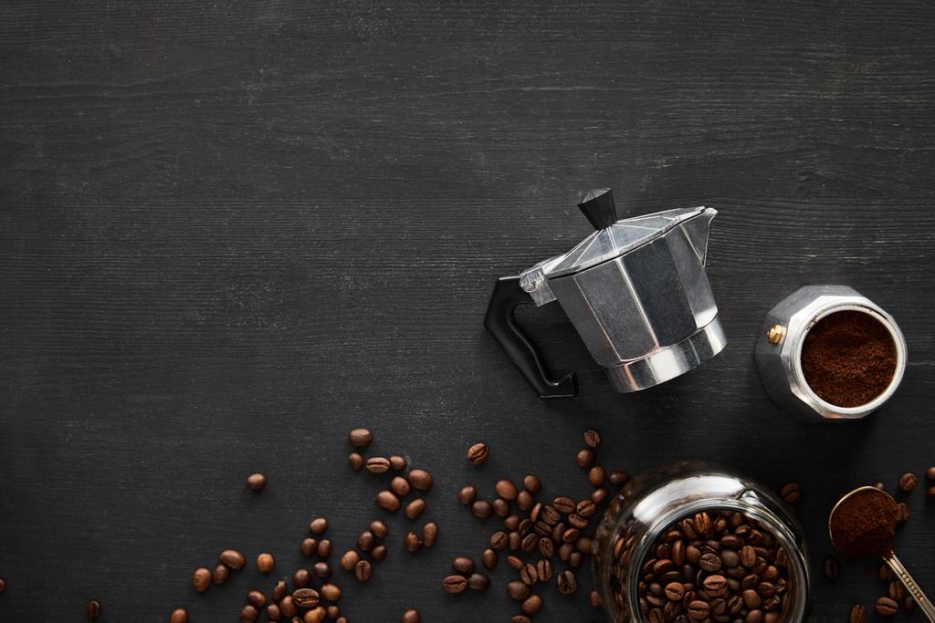 Kahve çekirdekleri ile koyu ahşap yüzeyüzerinde kaşık ve cam kavanoz yakın gayzer kahve makinesi parçaları üst görünümü - Fotoğraf, Görsel