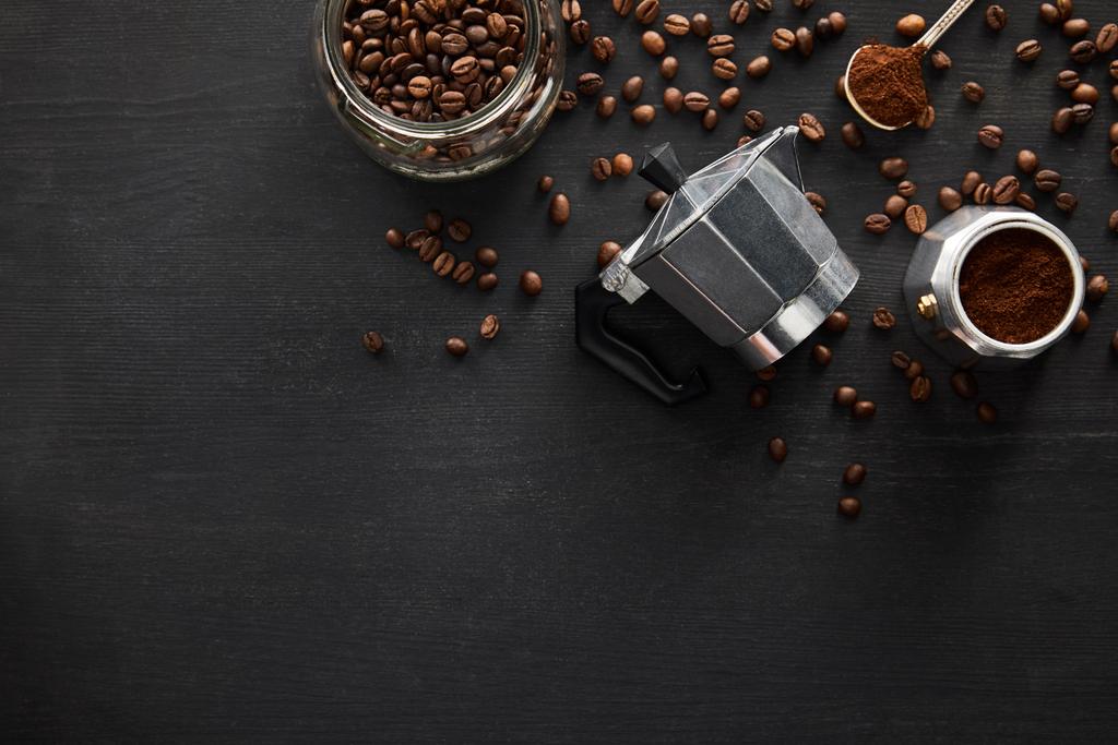 Felülnézet gejzír kávéfőző közelében üvegedénybe, és kanállal a fa felületén kávébab - Fotó, kép