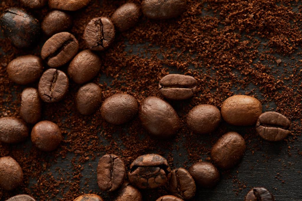 Αρωματικοί καβουρδιμένοι κόκκοι καφέ αναμεμειγμένοι με αλεσμένο καφέ - Φωτογραφία, εικόνα