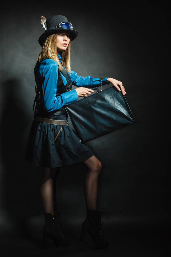 Chica Steampunk con bolsa retro
. - Foto, imagen