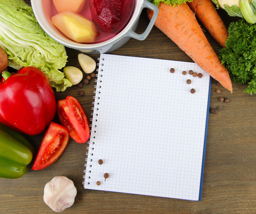 Свежие овощи и специи и бумага для заметок, на деревянном фоне
 - Фото, изображение
