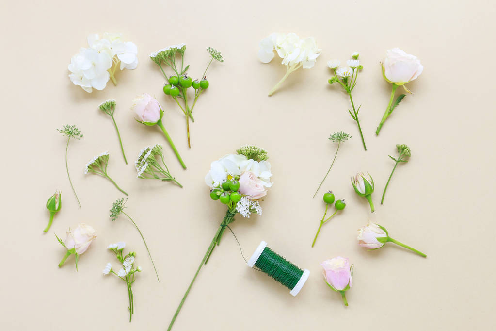 Hoe maak je bruiloft krans (of bloem kroon) met rozen, hortens - Foto, afbeelding