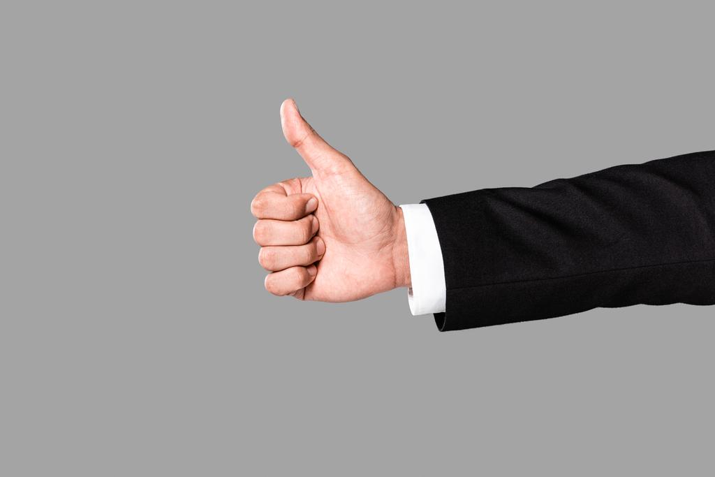 обрізаний вид бізнесмена, що показує великий палець вгору ізольовано на сірому
 - Фото, зображення