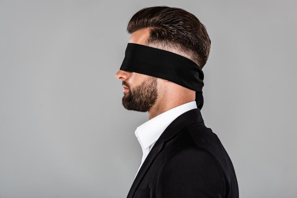 πλευρική όψη του με δεμένα τα μάτια επιχειρηματίας με μαύρη στολή απομονώνεται σε γκρι - Φωτογραφία, εικόνα