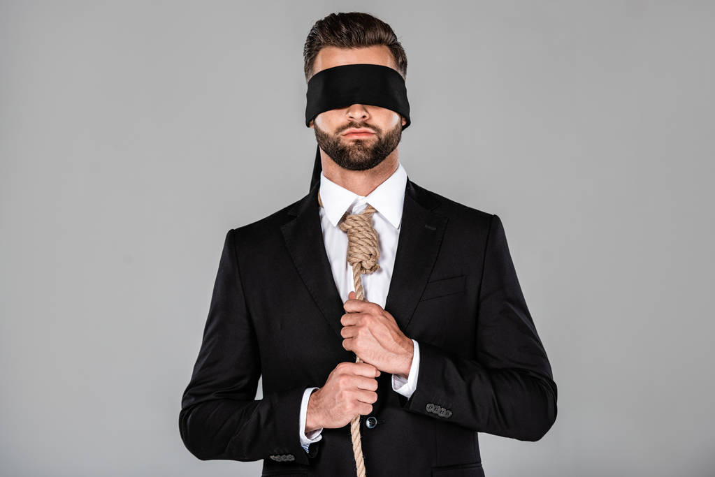 με δεμένα μάτια επιχειρηματίας με μαύρο κοστούμι κρατώντας θηλιά απομονωθεί σε γκρι - Φωτογραφία, εικόνα