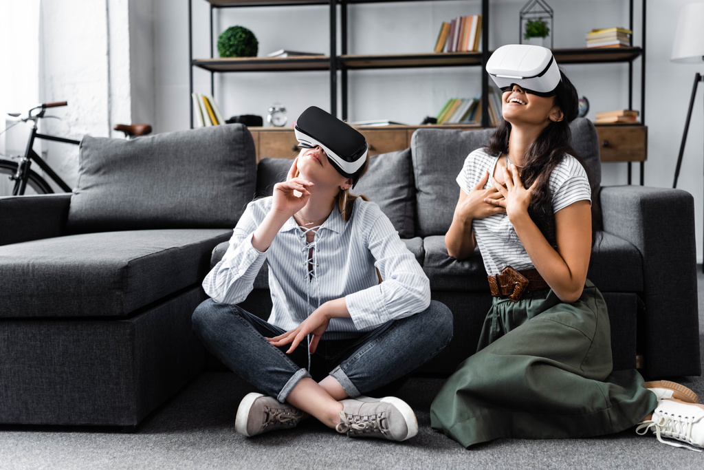 szczęśliwych wielokulturowych przyjaciół z wirtualnej rzeczywistości słuchawki siedzi na podłodze  - Zdjęcie, obraz