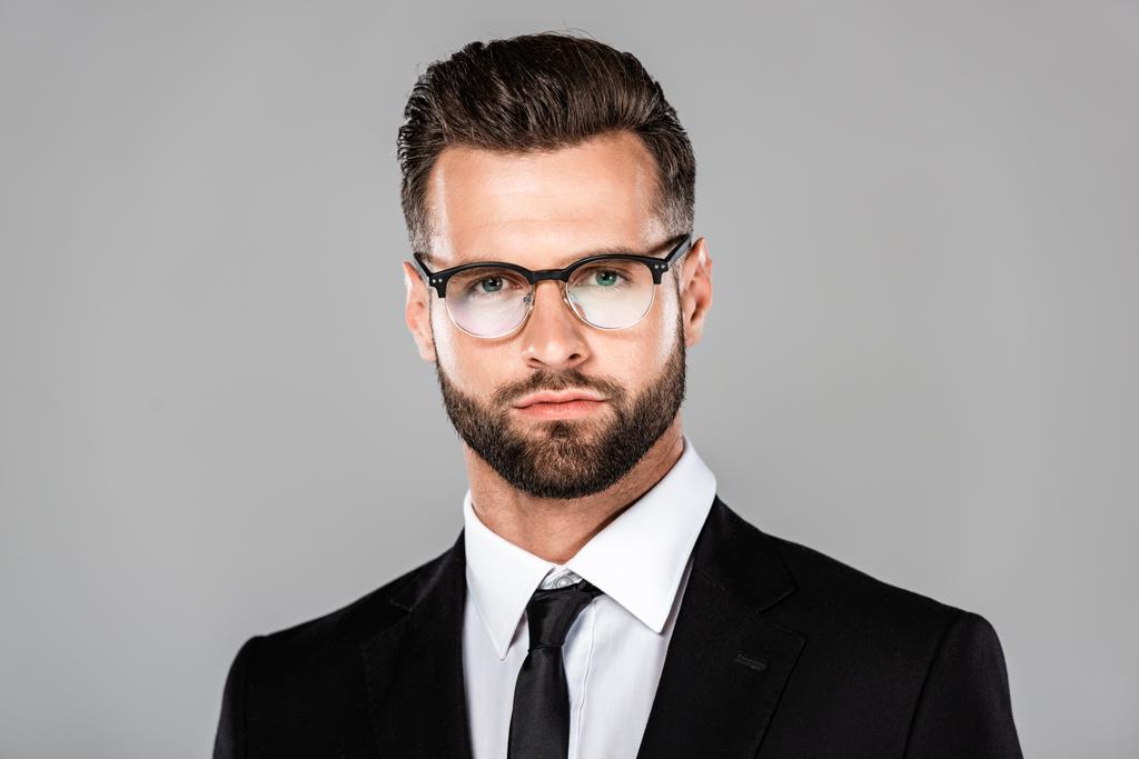 retrato de empresário de sucesso em terno preto e óculos isolados em cinza
 - Foto, Imagem