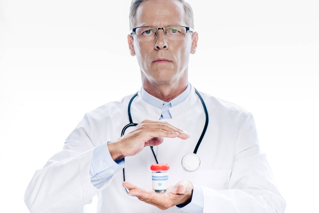 bel dottore in mantello bianco con cannabis medica isolata su bianco
 - Foto, immagini