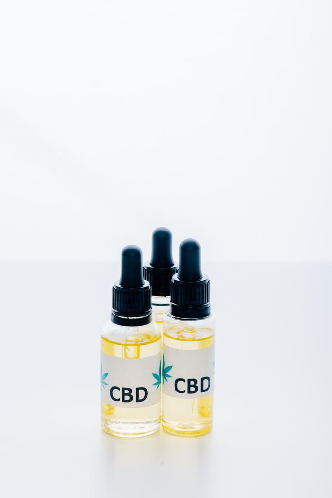 olio di cannabis in bottiglie con scritte cbd su sfondo bianco
  - Foto, immagini