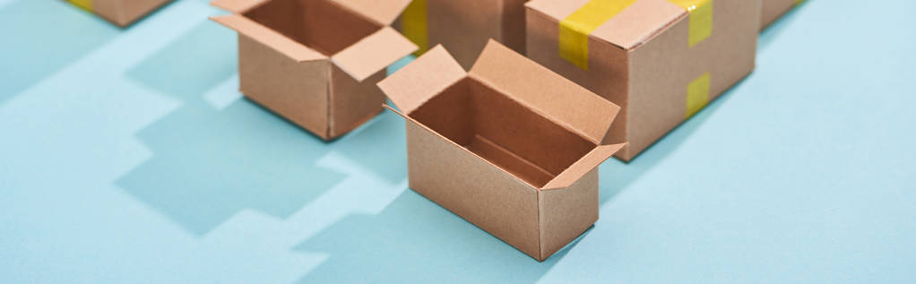 πανοραμική βολή ανοικτών κενών ταχυδρομικών κουτιών σε μπλε φόντο - Φωτογραφία, εικόνα