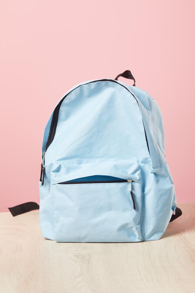 mochila azul de la escuela vacía aislada en rosa
 - Foto, Imagen