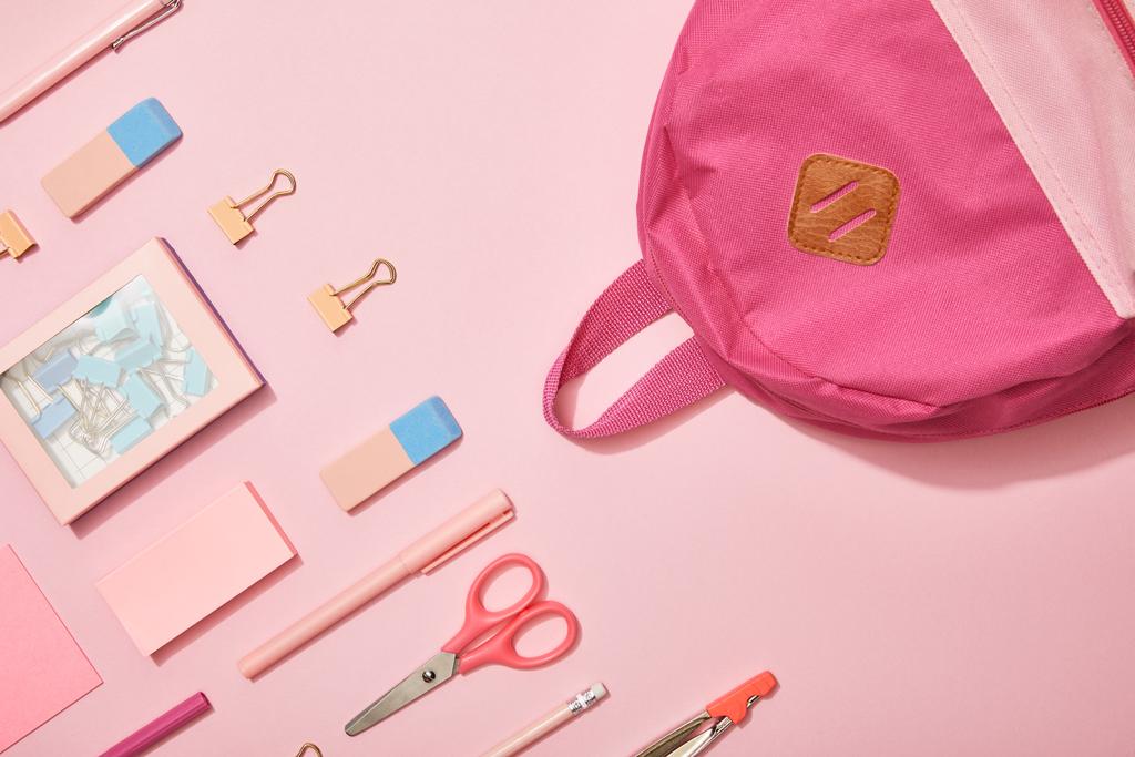 flat lay com material escolar rosa e mochila isolada em rosa
 - Foto, Imagem