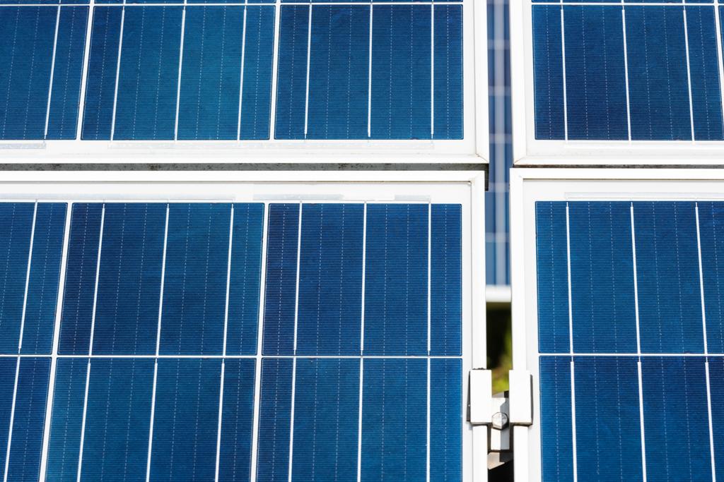 baterías de energía solar azul con espacio de copia exterior
  - Foto, Imagen