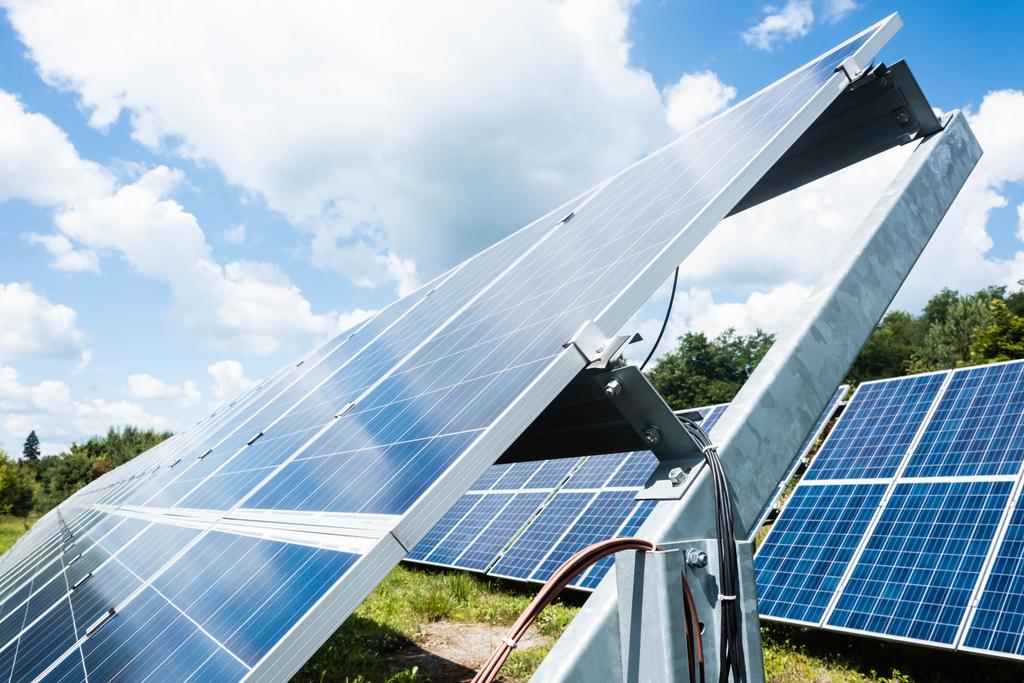 kék napenergia akkumulátorok, zöld fű és felhős ég kívül  - Fotó, kép