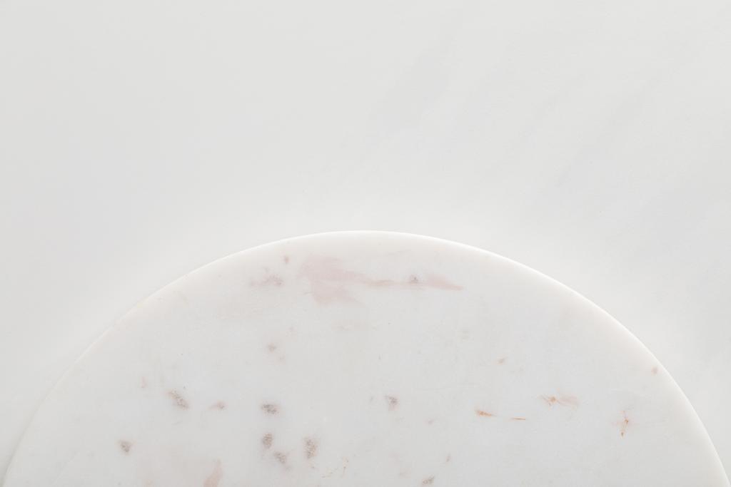 Κενή επίπεδη στρογγυλή μαρμάρινη επιφάνεια σε λευκό φόντο - Φωτογραφία, εικόνα