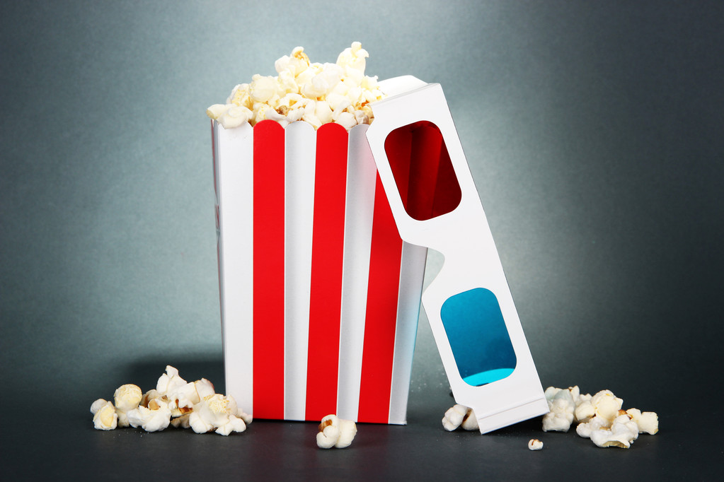 popcorn a 3d brýle na šedém pozadí - Fotografie, Obrázek
